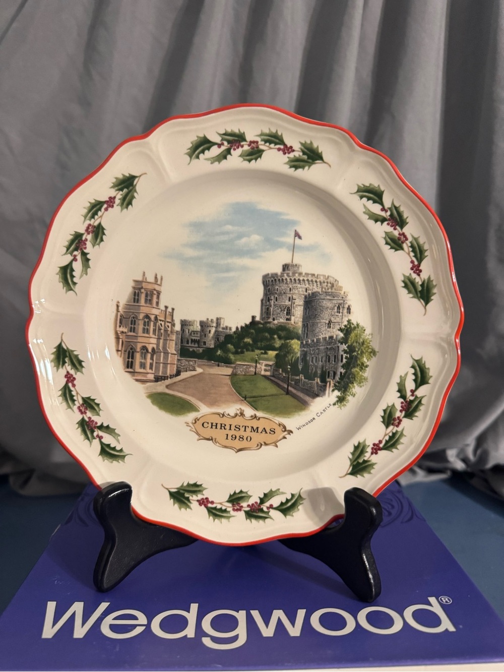 Wedgwood Cream and Red Christmas 1980 Plate with Windsor Castle Scene
